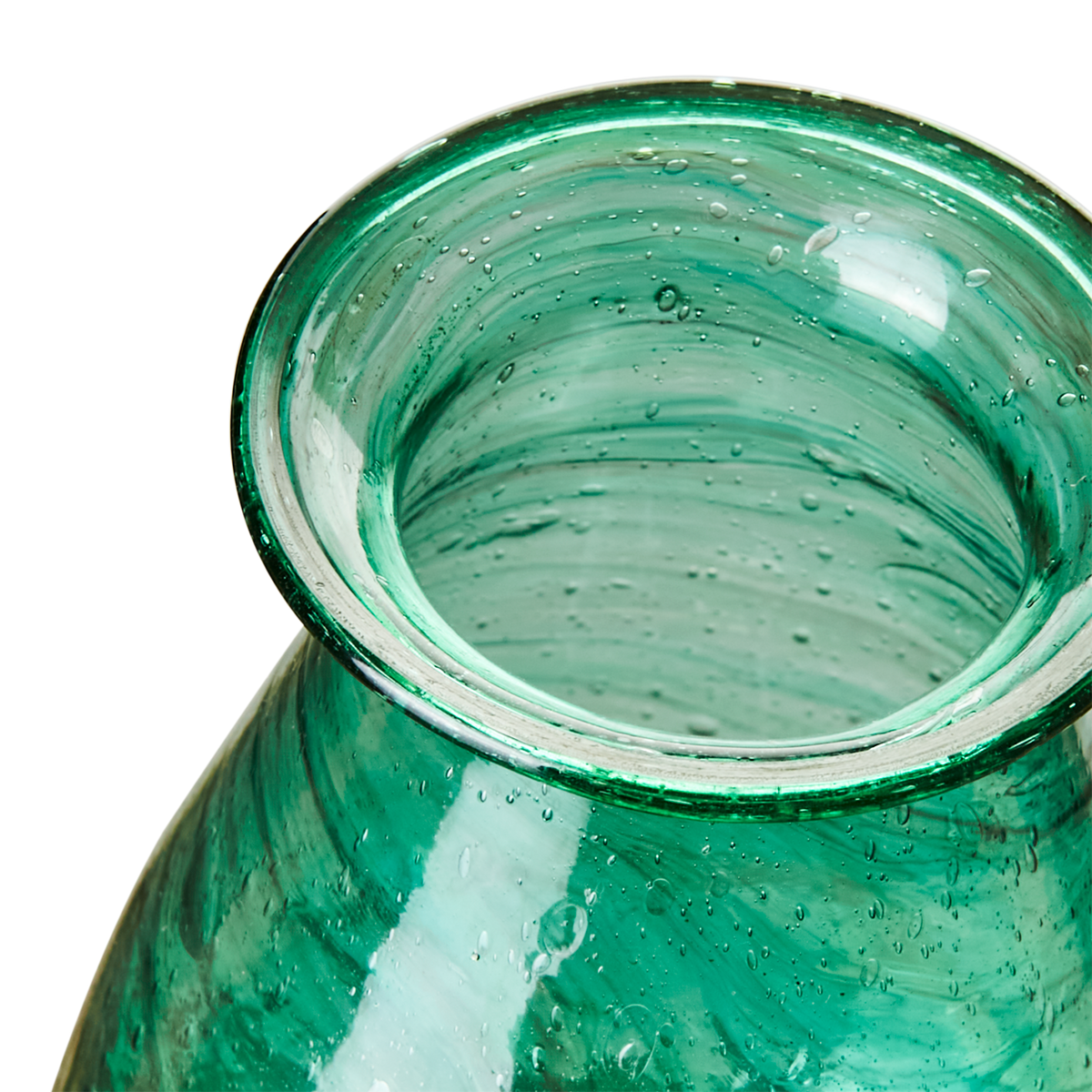 Närbild på den mintgröna glasvasen VIOLETTA med unika bubblor i glaset