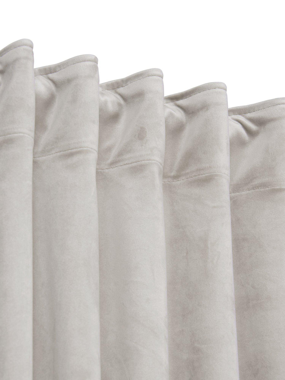 Närbild på tyget och lystern hos Elise gardin i beige sammet