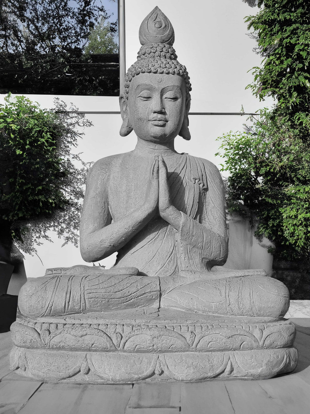 Närbild på den detaljrika ytan av Trädgårdsstaty Guanyin tillverkad i tålig fiberlera.