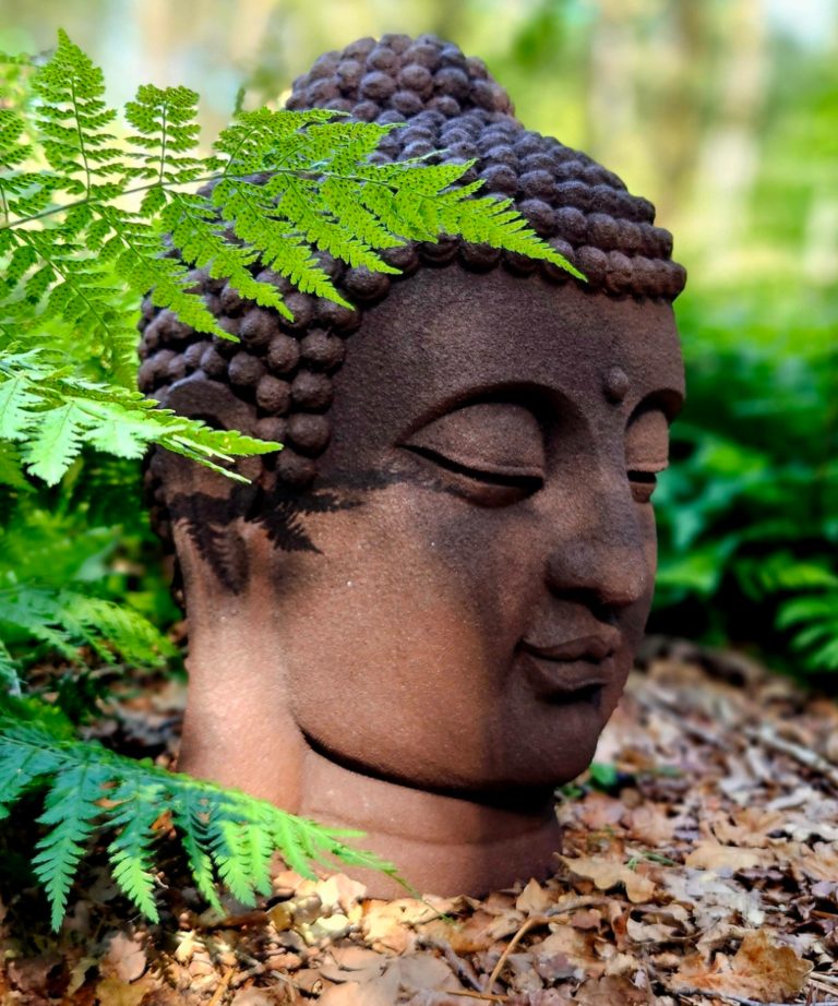 Stor buddhastaty som inredningsdetalj för harmonisk atmosfär