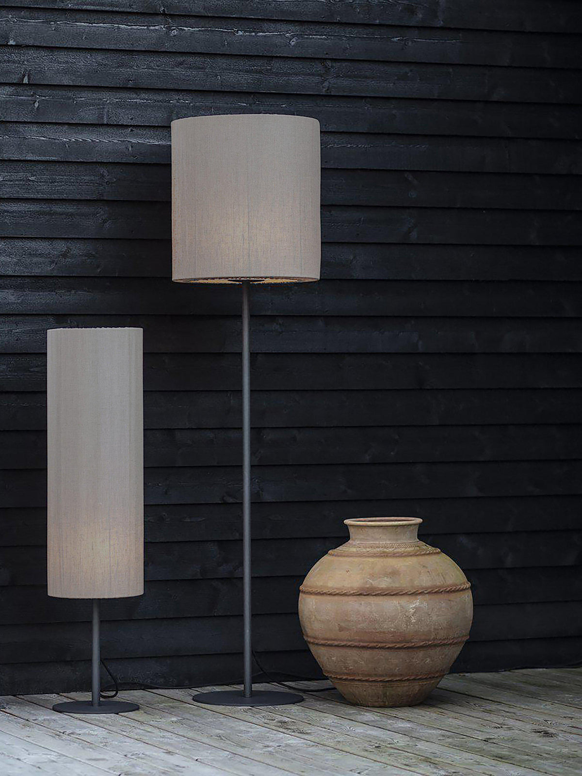 Närbild på Agnar golvlampa 100cm i brunt väderbeständigt tyg