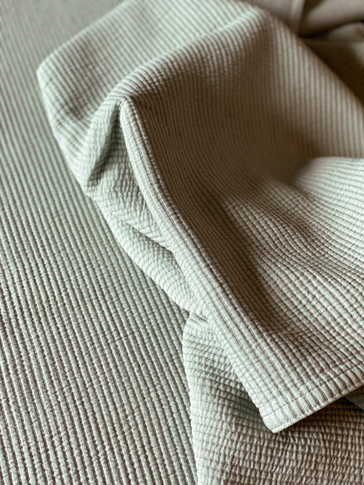 Närbild på den randiga texturen hos överkast Stripes i färgen Salvia