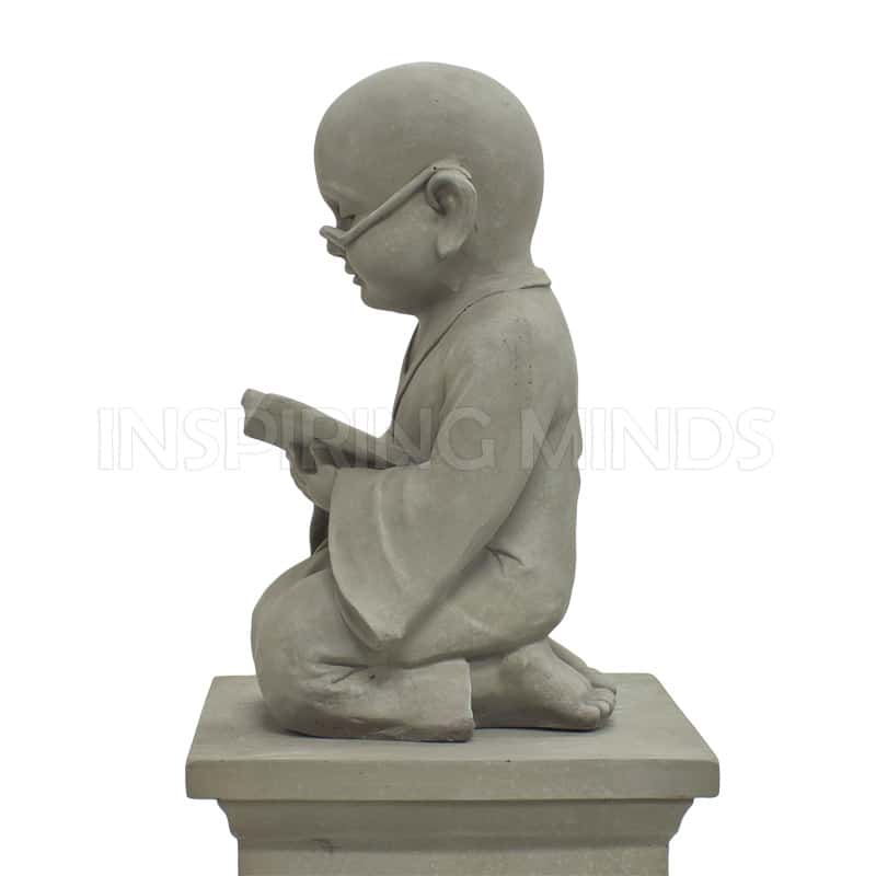 Dekorativ buddhafigur föreställande en vis läsande munk