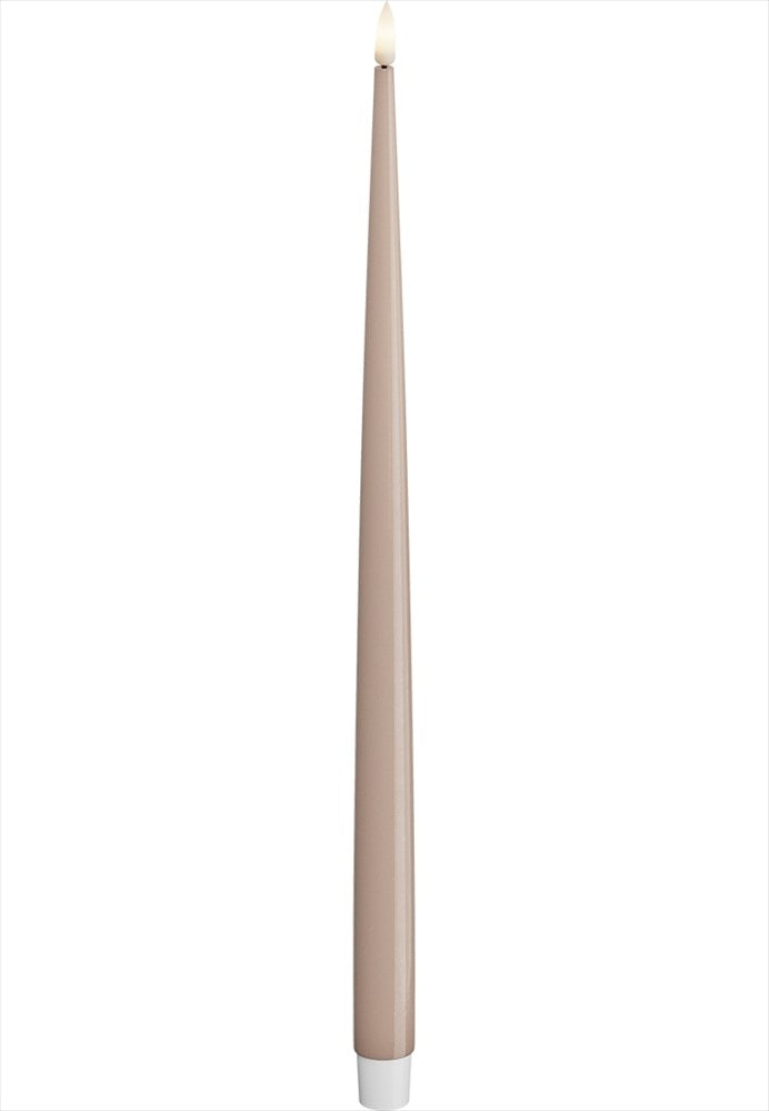 Långt och glänsande LED Kronljus Shiny med verklighetstrogen flamma och elegant finish.