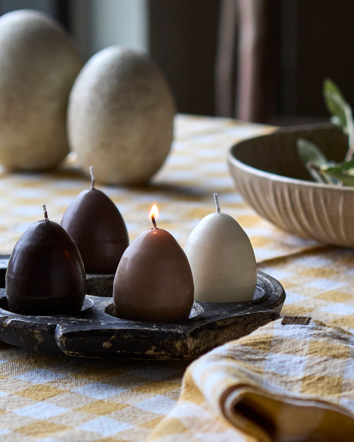 Fyra EGG CANDLES formade som hönsägg i nyanserna brun beige och elfenben
