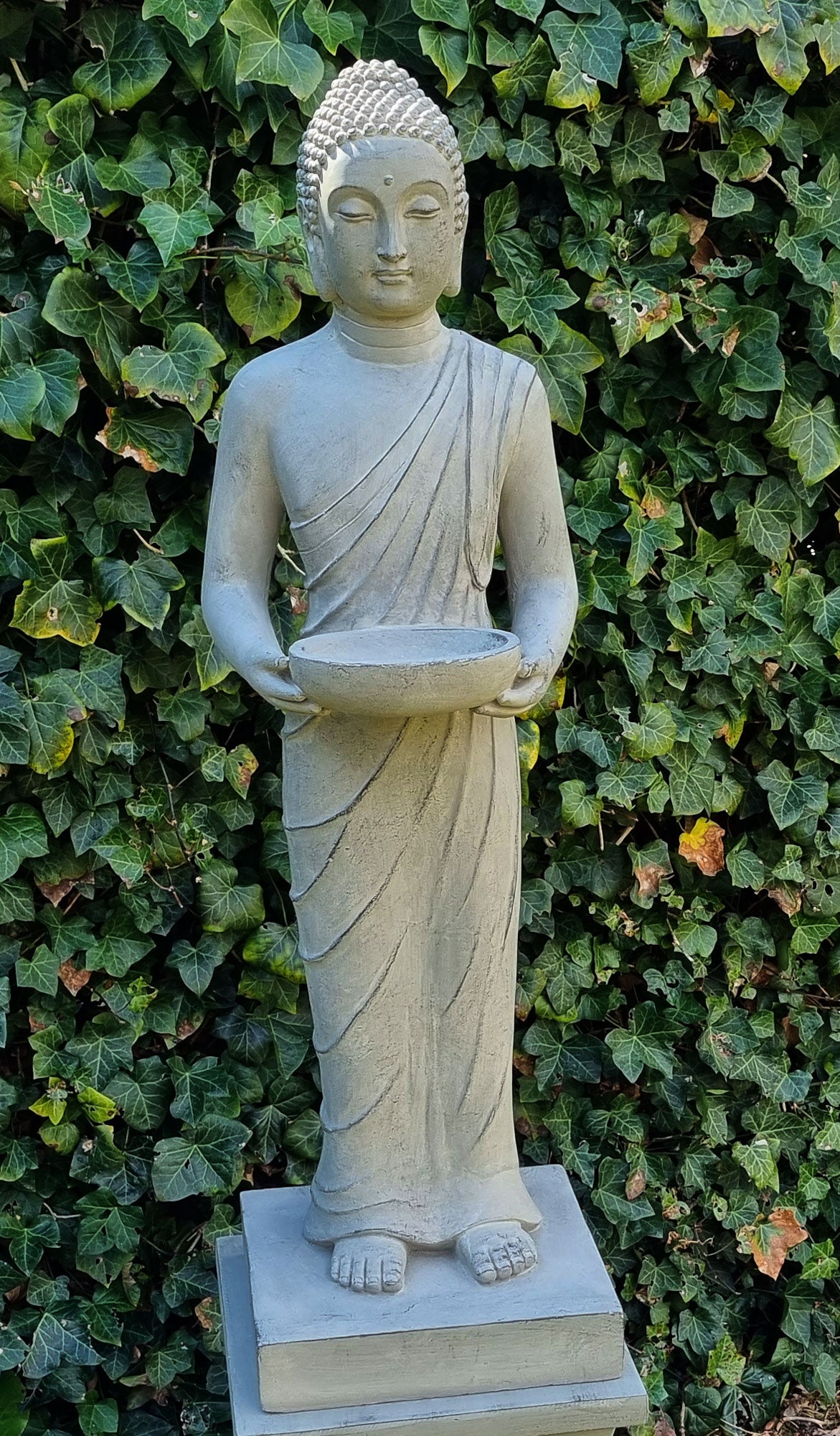 Profil av grå Buddha-trädgårdsstaty i hållbart material för uteplats