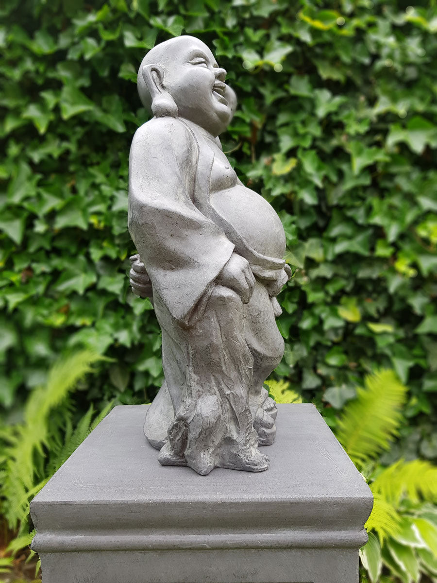 Profilbild av skrattande Buddha i grå stenfinish för harmonisk trädgårdsdesign