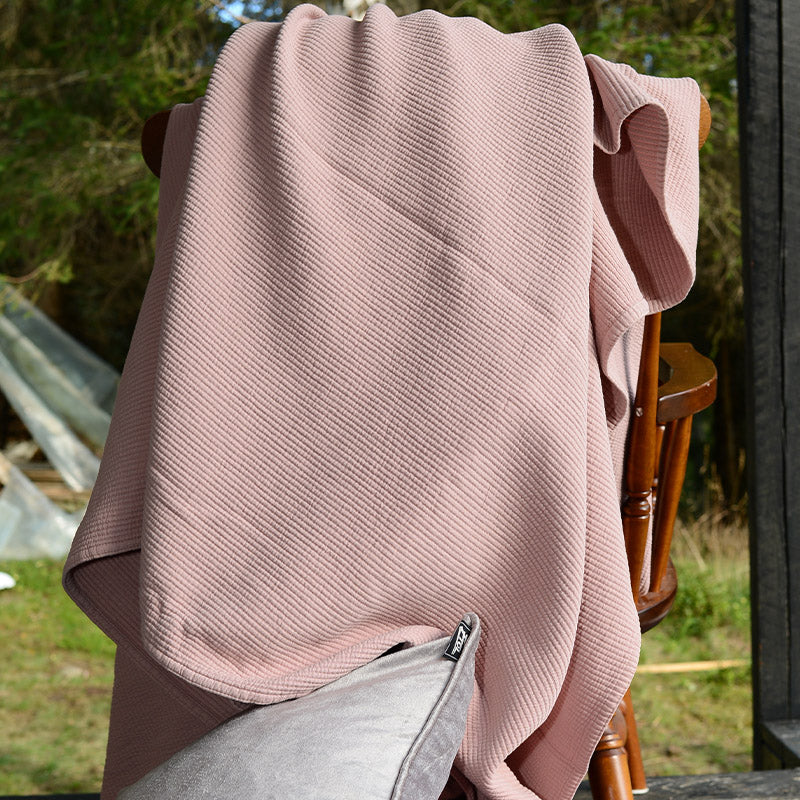 Närbild på strukturen av det stentvättade bomullsöverkastet Stripes Dusty Rose