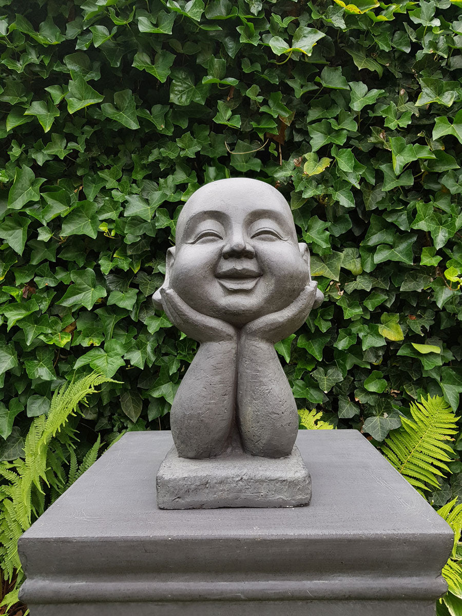 Närbild på det fridfulla ansiktet på Lycklige Buddhas huvud staty