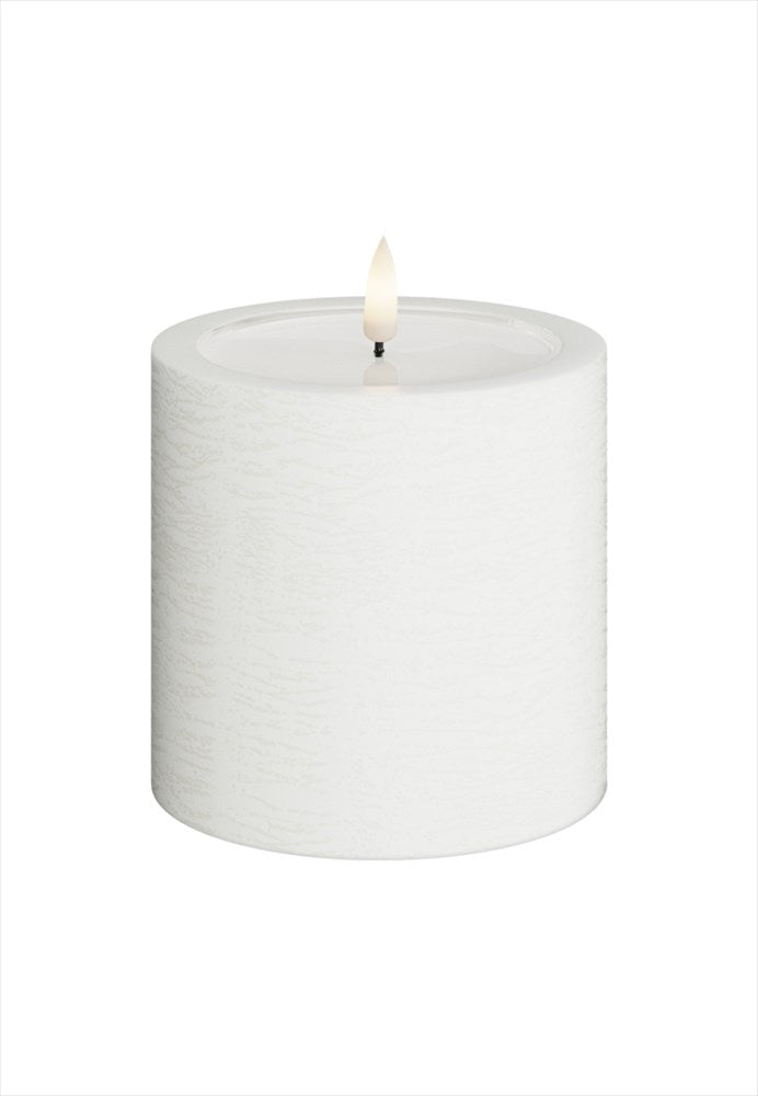 Vitt Unique LED blockljus 10x10 cm med realistisk 3D-flamma och strukturerad yta
