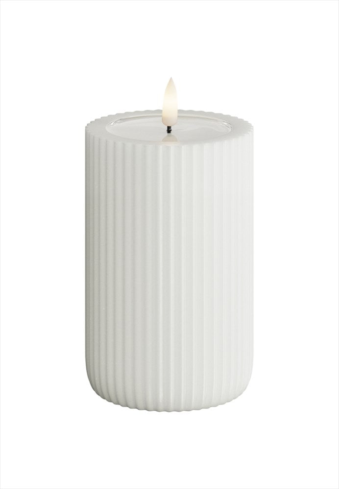 Vitt räfflat Unique LED blockljus Stripe 8x12,5 cm med realistisk flamma