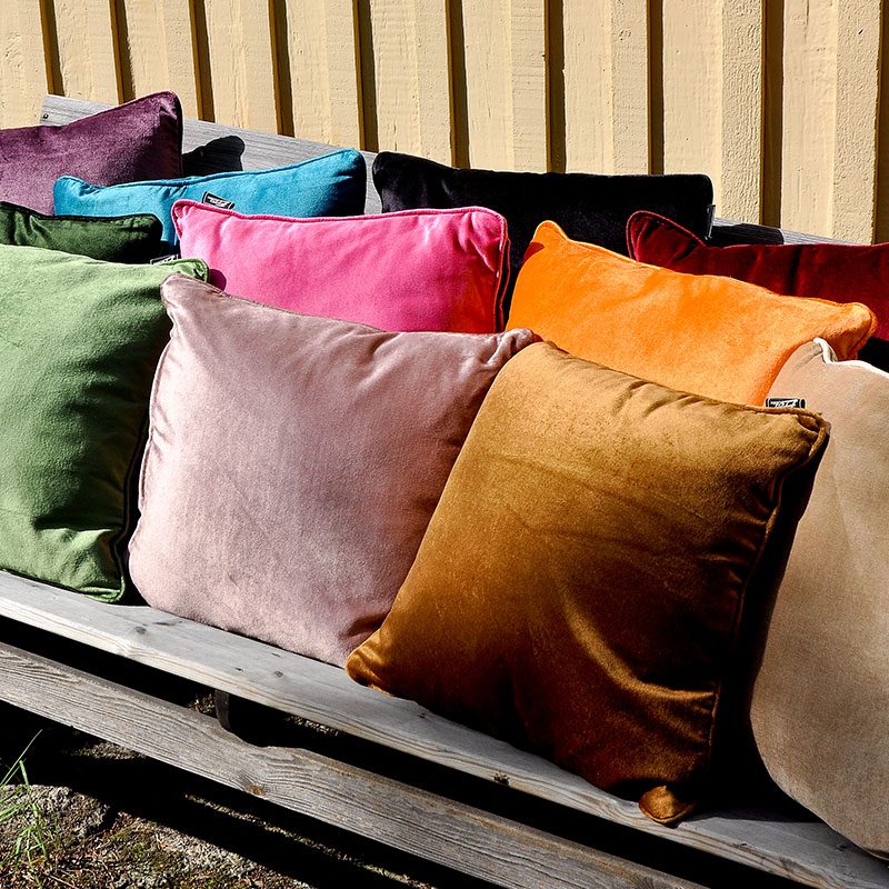 Närbild på materialet av kuddfodral Velvet Steel i bomull och viskos