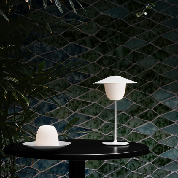 Sladdlös vit Ani LED-lampa i modern design med rund fot