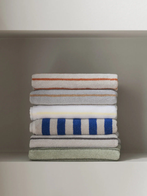 Blomus ARTO Bath Towel utvikt som visar de eleganta vertikala ränderna.