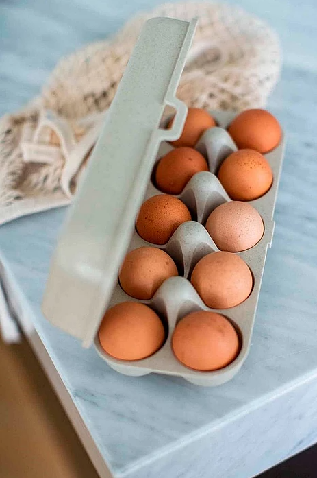 Beige Eggs To Go äggkartong med klicklås tillverkad av miljövänlig termoplast