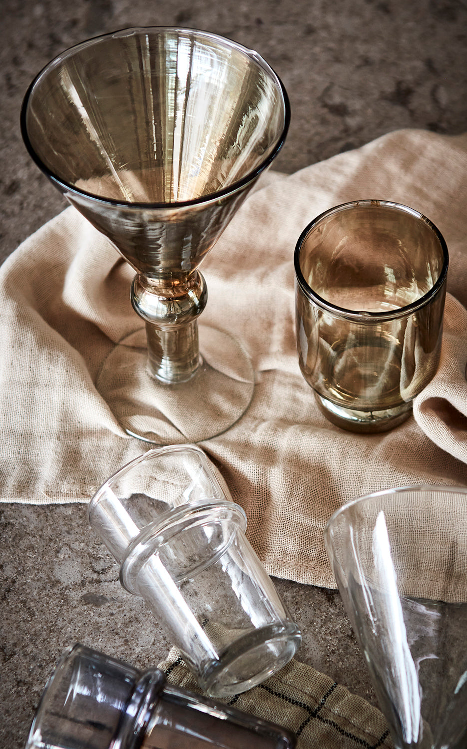 HYDE glas i klart material sett från sidan