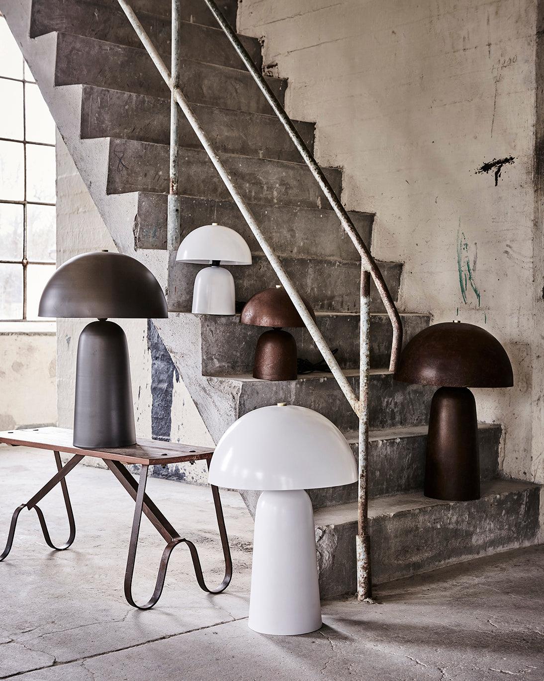 Stor svart FUNGI bordslampa i järn som visar den unika runda skärmen och foten