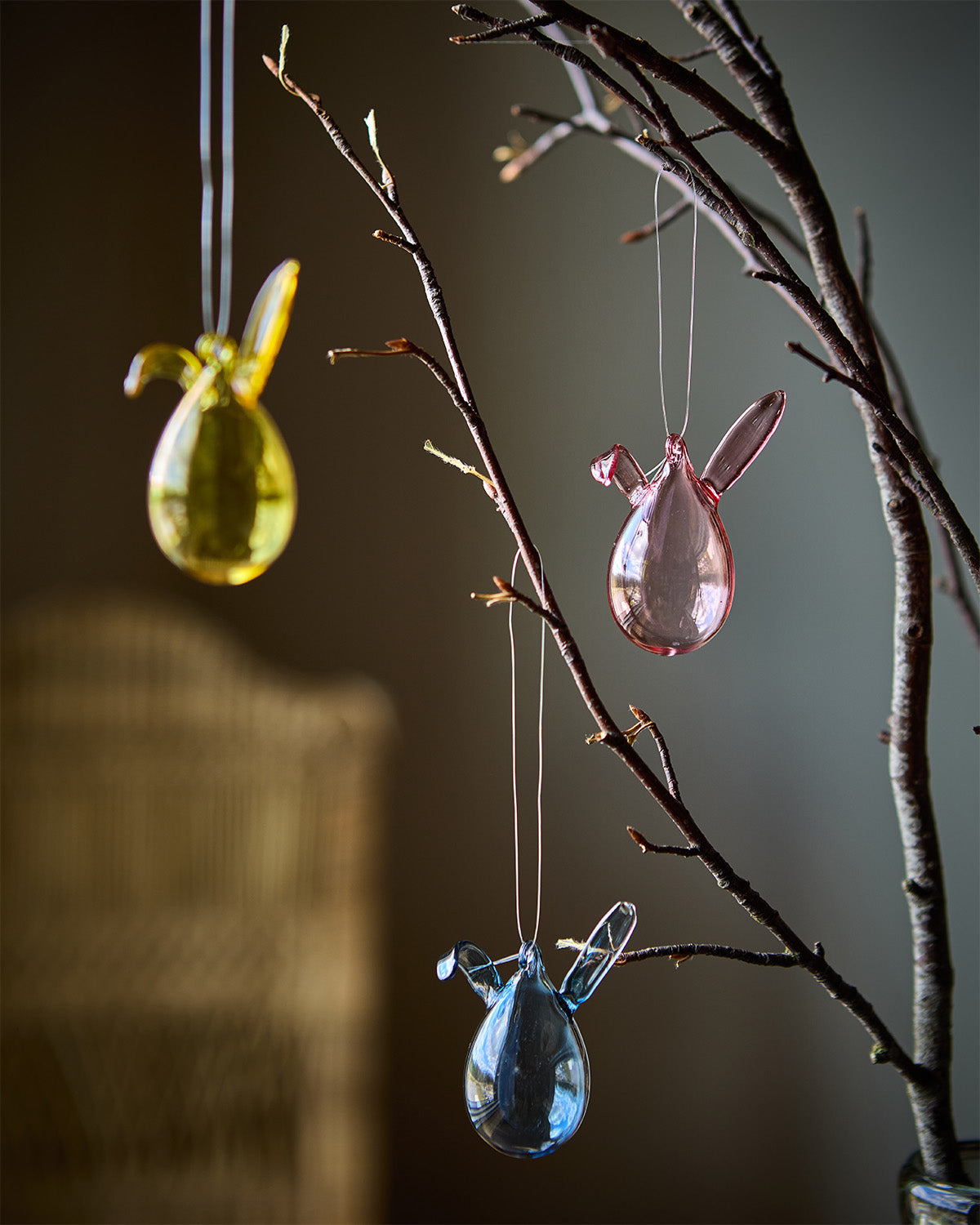 BUNNY glasdekorationer upphängda i påskris