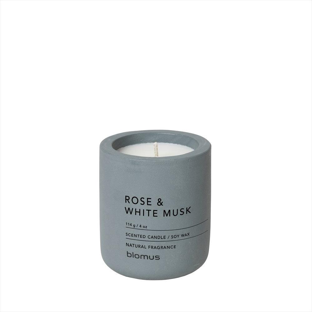 Fraga doftljus Rose White Musk i grå betonglykta färg Flint Stone