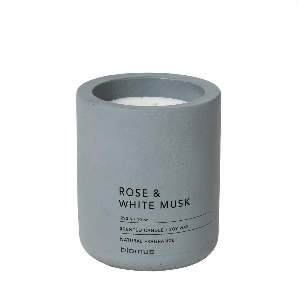 Blomus Fraga doftljus i grå betonghållare med doften Rose & White Musk