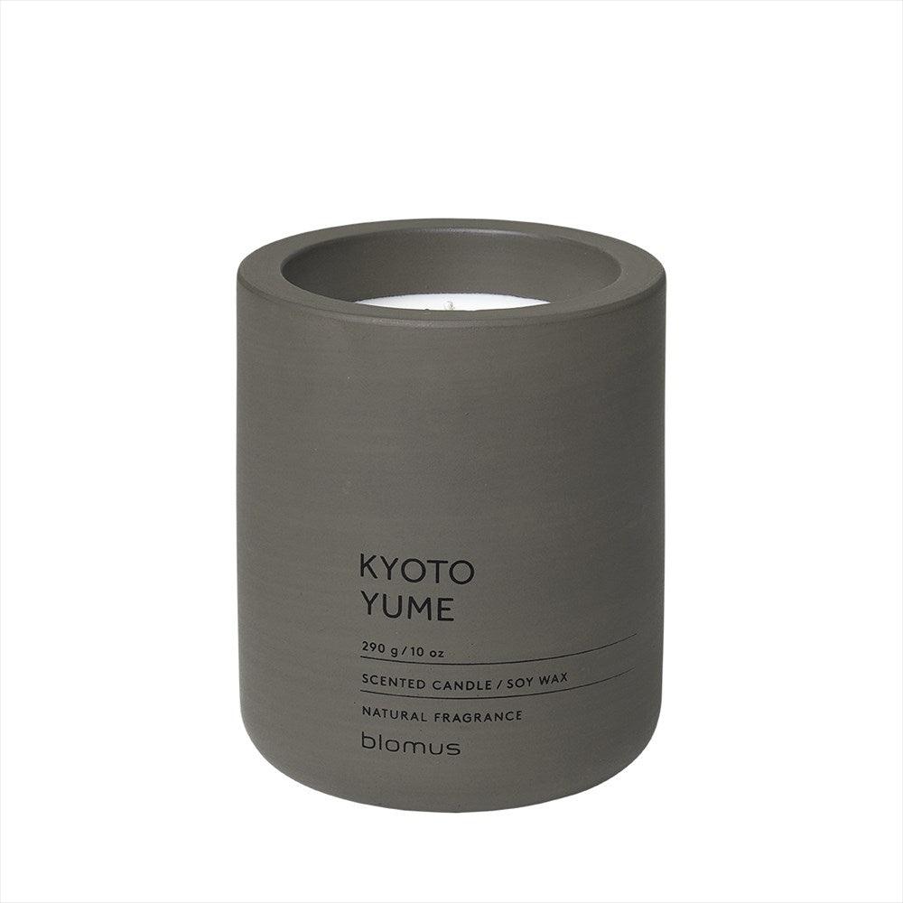 Fraga doftljus Kyoto Yume i grå betonghållare Tarmac från Blomus