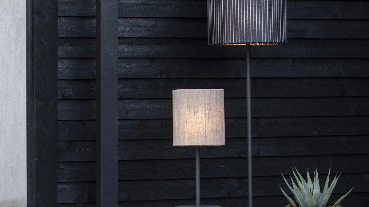 Närbild på Agnar utomhusbordslampa med beige vädertålig skärm