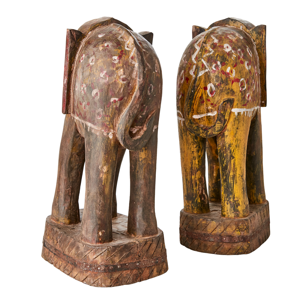 Närbild på TREASURE elefant, en unik flerfärgad träfigur för inredning