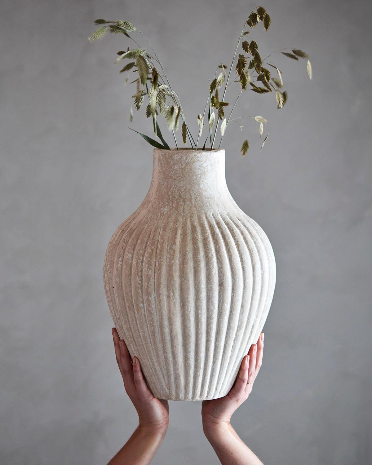 Närbild på den handgjorda finishen av ATHENA beige urna