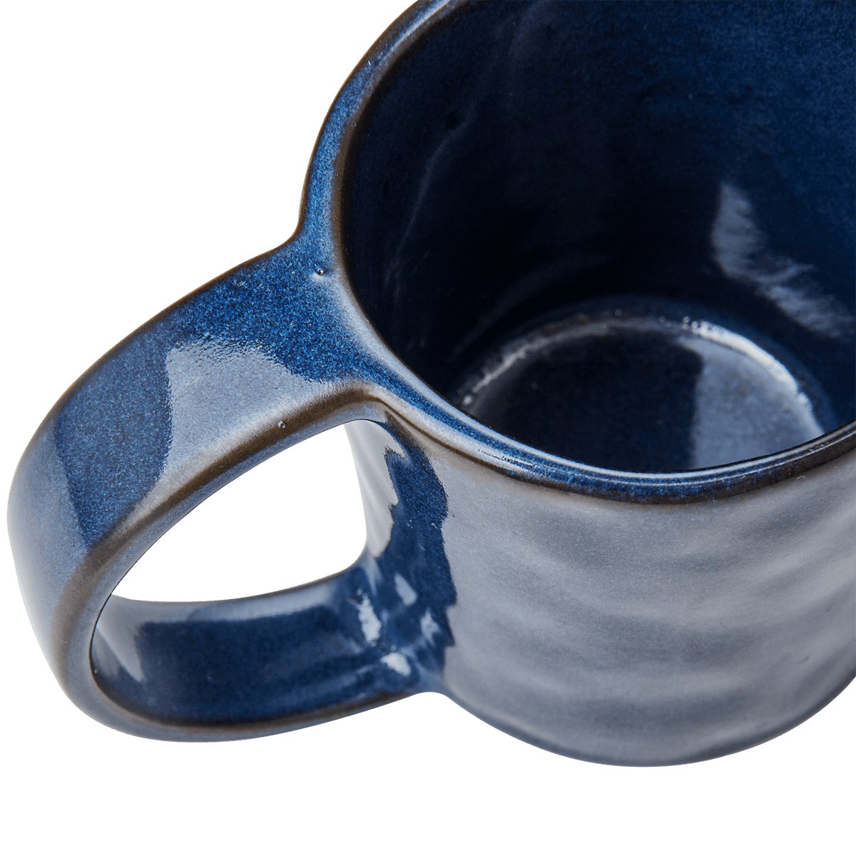 Närbild på den mörkblå glaserade ytan på en SVEA kaffekopp