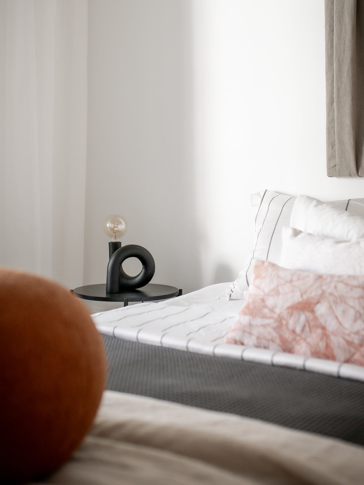 Närbild på Notice Swirl lampfot i svart metall med Future LED Smoky