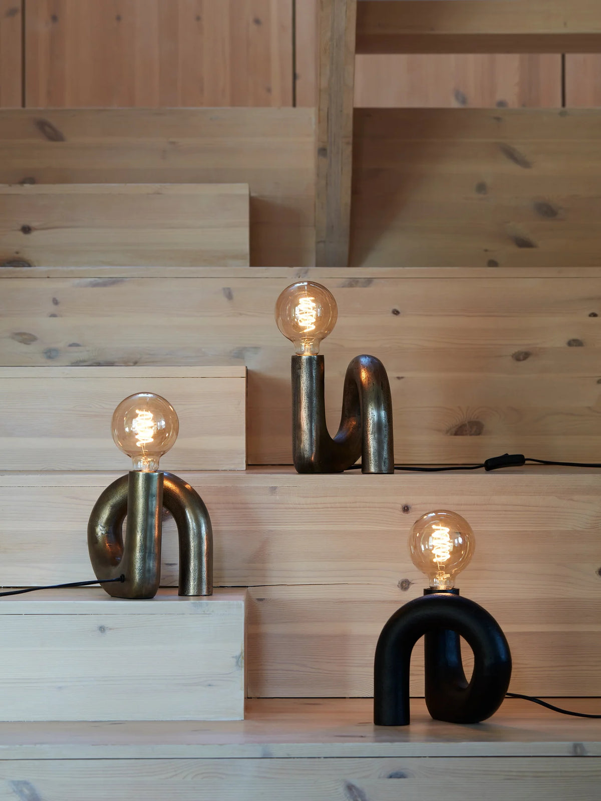 Silverfärgad lampfot Notice Swirl i bockad metall med synlig LED-ljuskälla