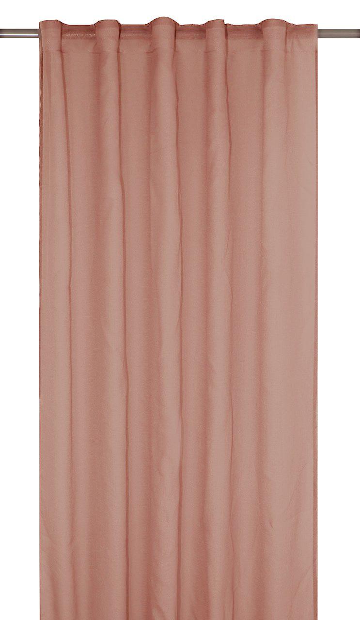 Rimy gardin i rosa färg hängande på en gardinstång med vackert fall