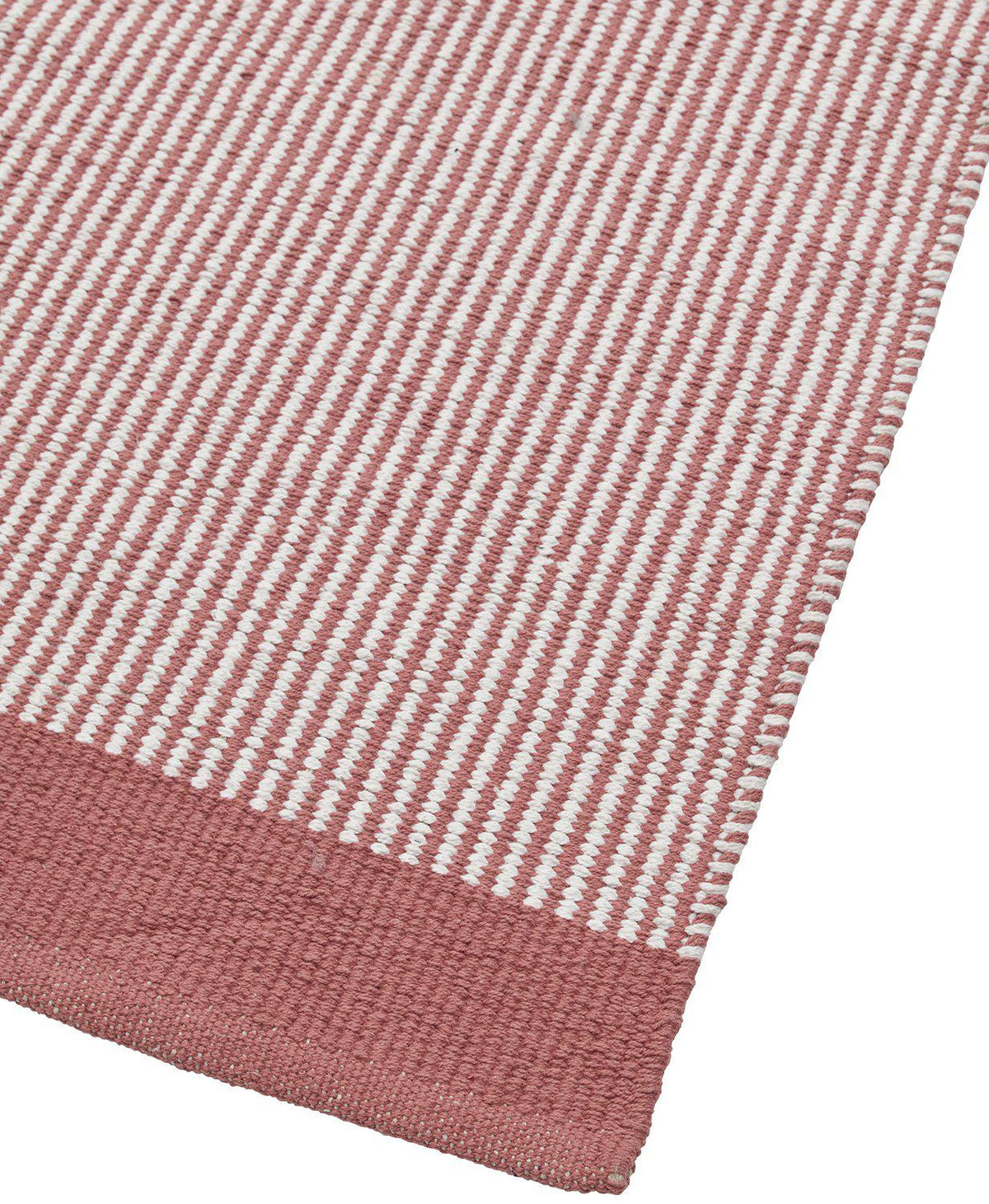 Närbild på Stripe matta Rose 170x240 cm med rosa och vita ränder