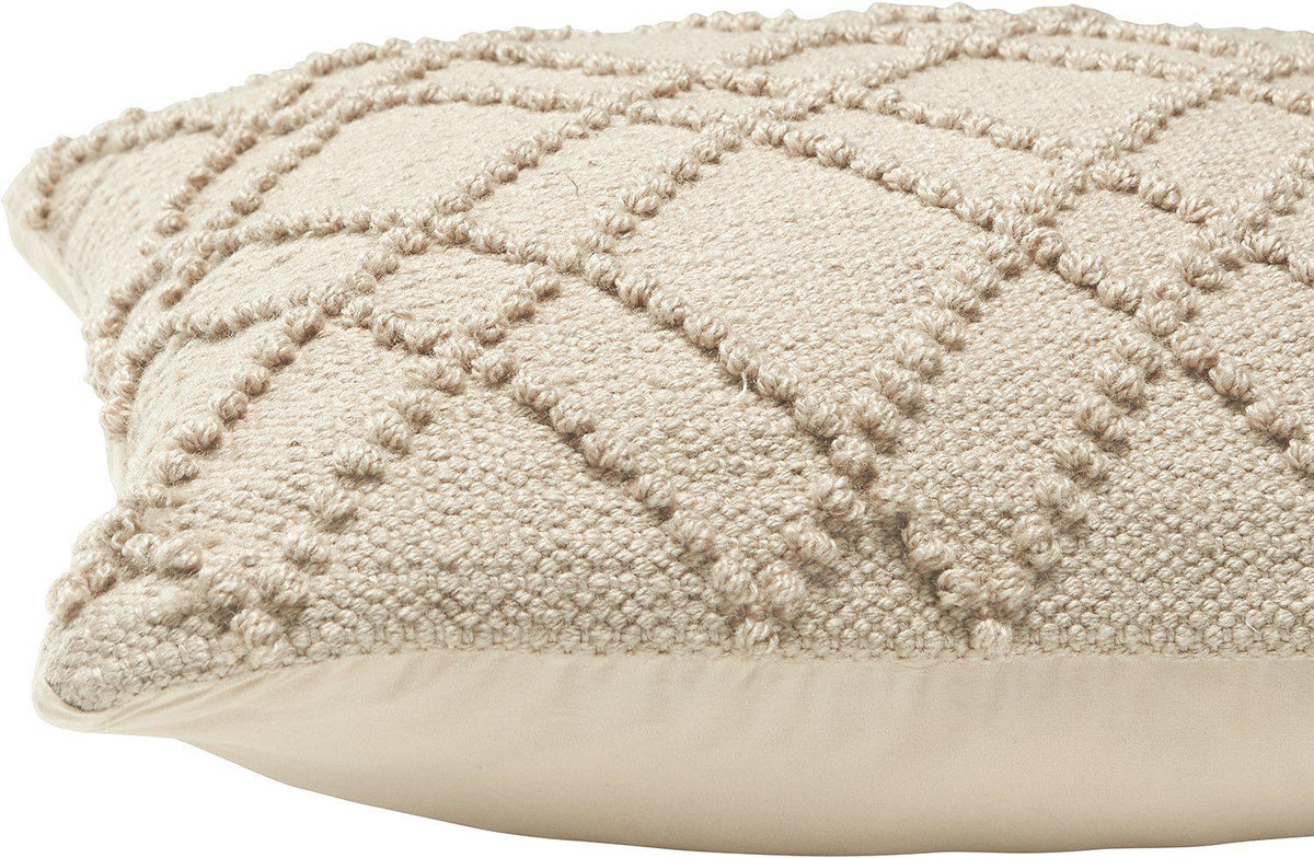 Närbild på mönstret och strukturen på Alma kuddfodral i färgen beige