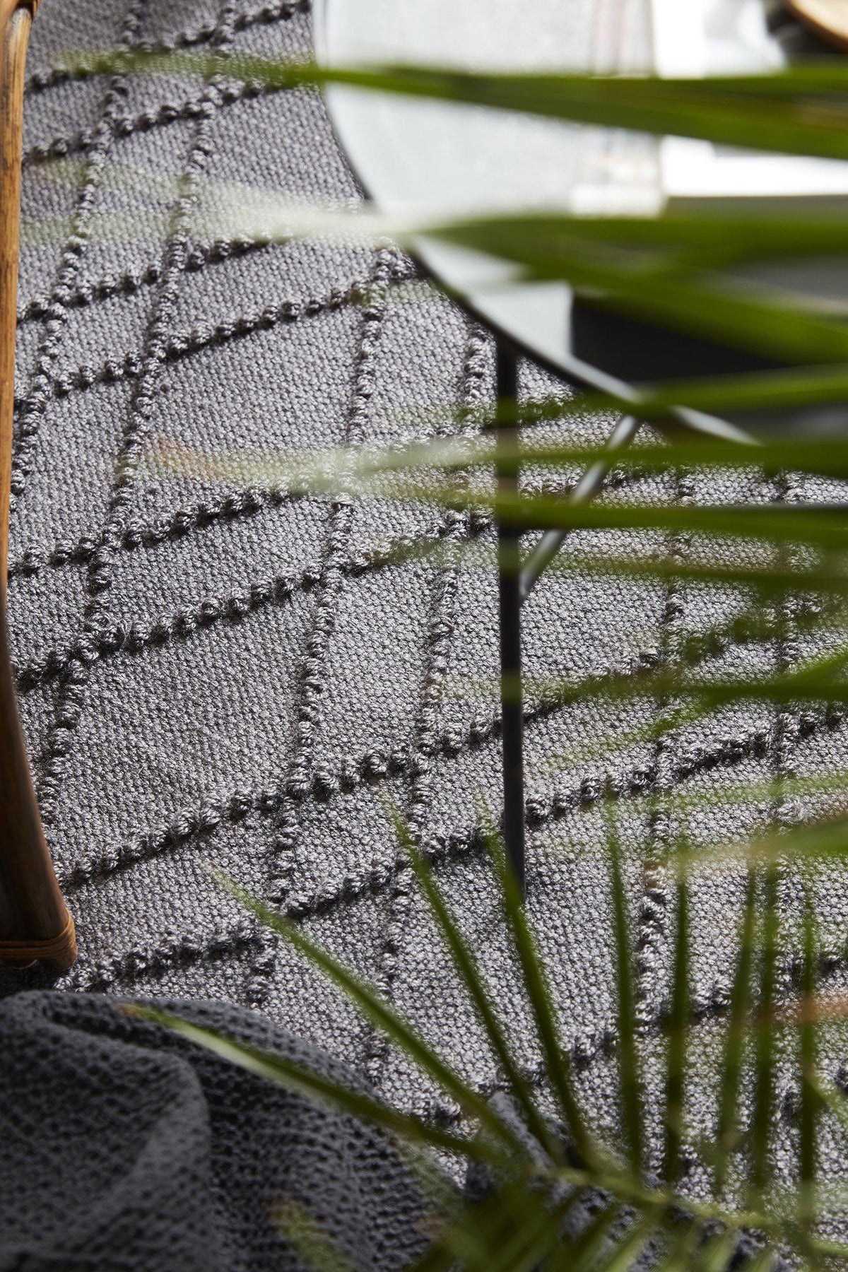 Grå vävd utomhusmatta Alma 160x230cm tillverkad av återvunnen PET