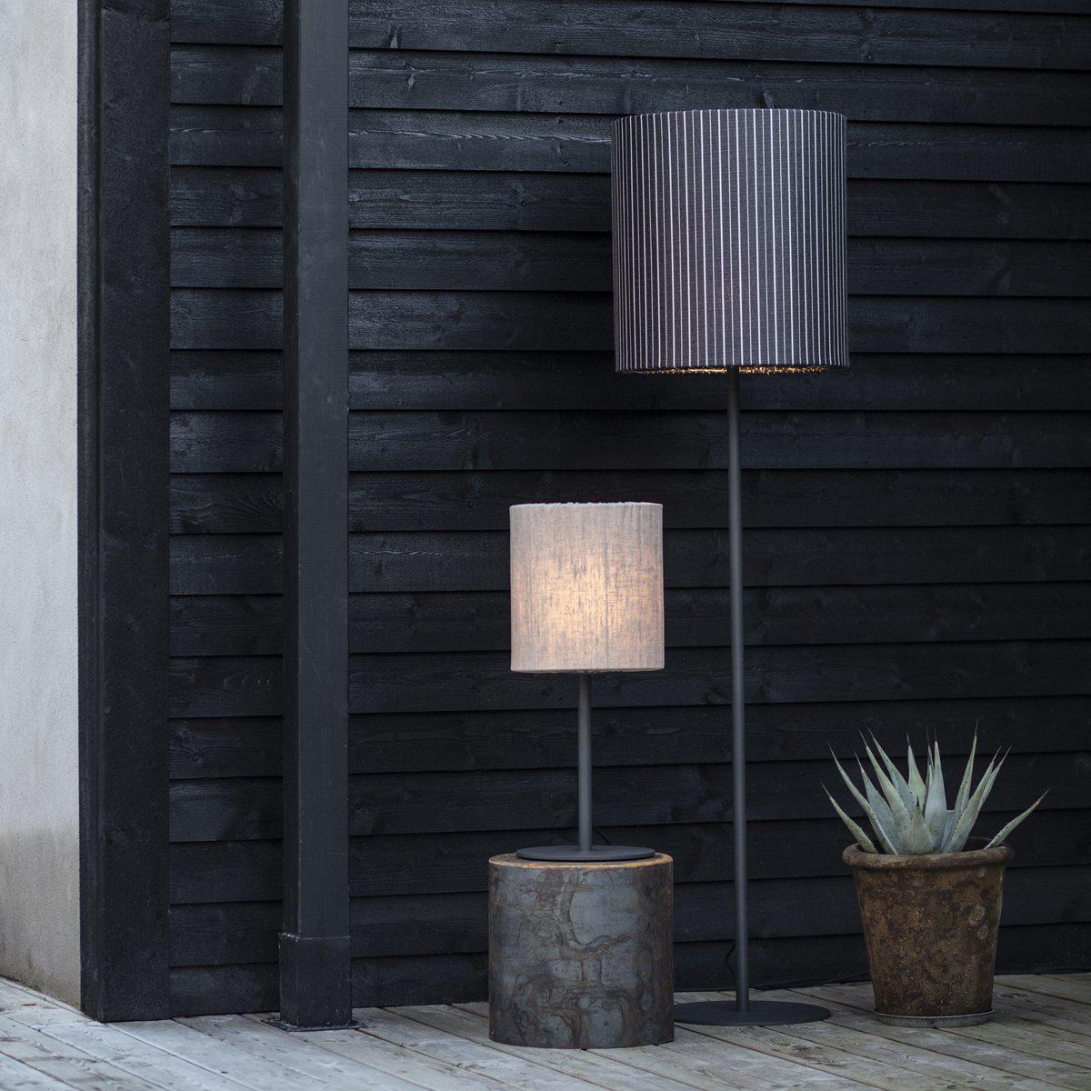Närbild på Agnar utomhusbordslampa med beige vädertålig skärm