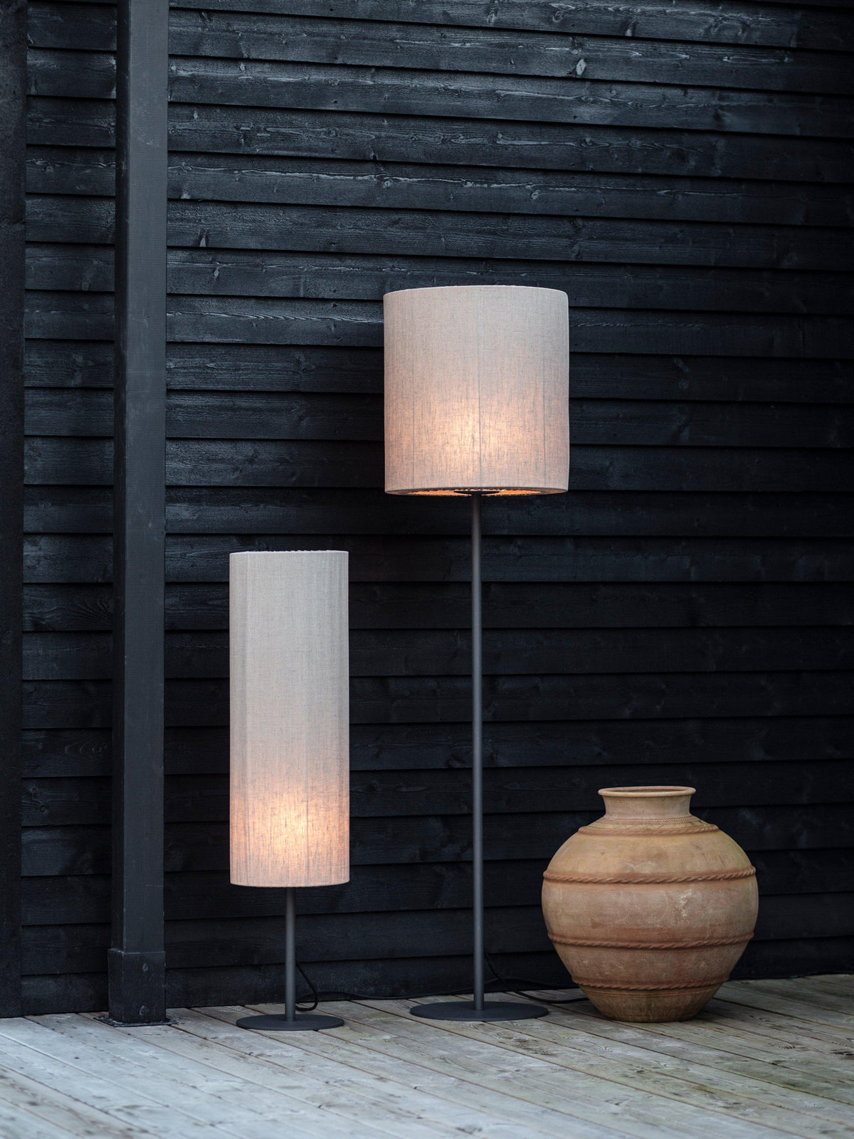 Närbild på beige tygskärm och svart fot till Agnar utomhuslampa