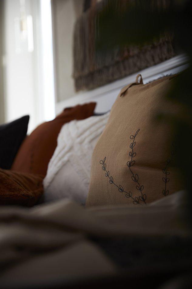 Närbild på Amie kuddfodral i halvlinne med detaljerade knytband