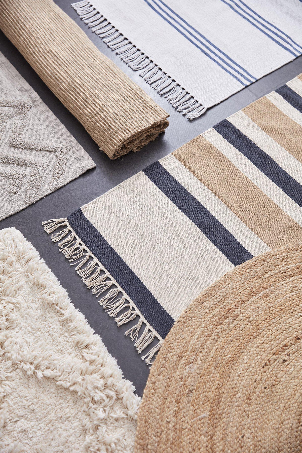 Närbild på textur och randigt mönster på Tage matta offwhite
