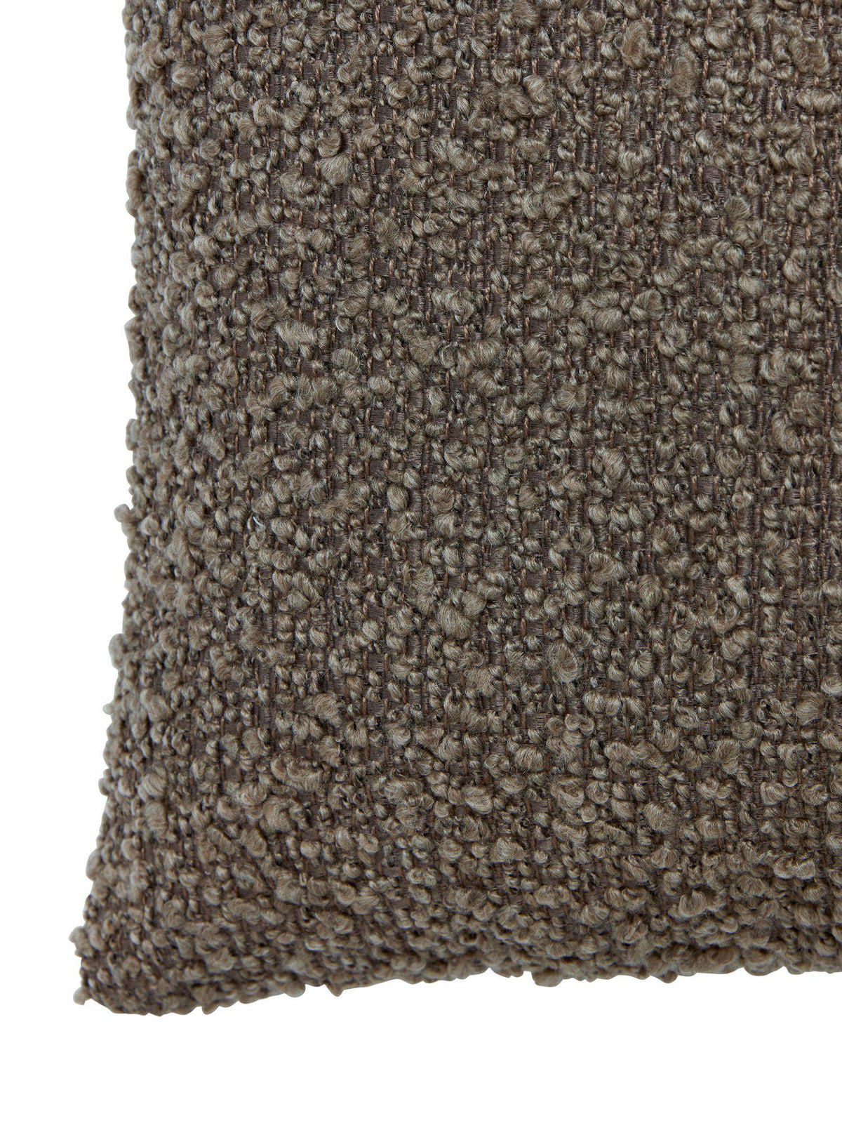 Närbild på materialet i bouclé på Trond kudde nougat