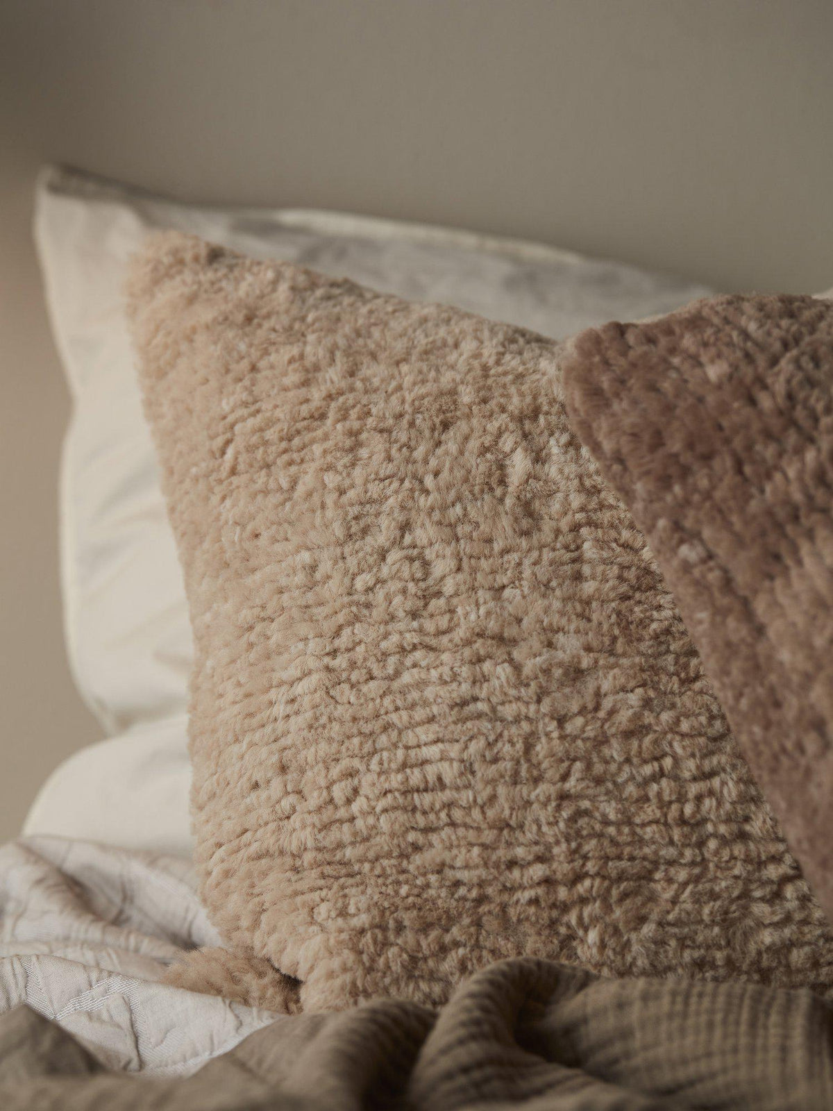 Dolly kuddfodral nougat 45x45 i en hemtrevlig miljö med soffa