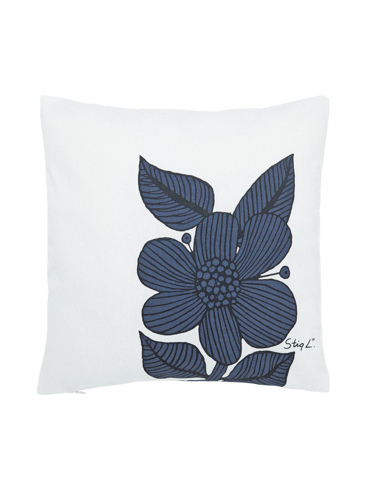 Vitt kuddfodral Aster XL med blått blommönster designat av Stig Lindberg