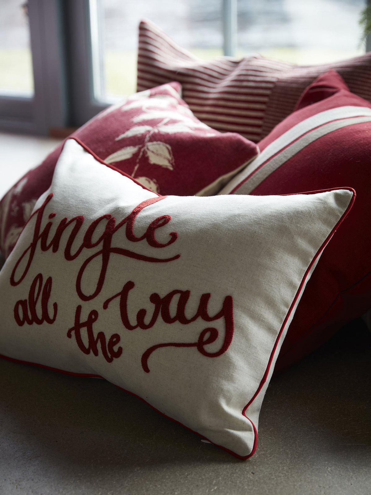 Jingle kuddfodral 35x50 cm i julmiljö soffa