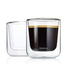 Två Nero dubbelväggiga kaffeglas i klarglas, ett fyllt med kaffe med crema på vit bakgrund.