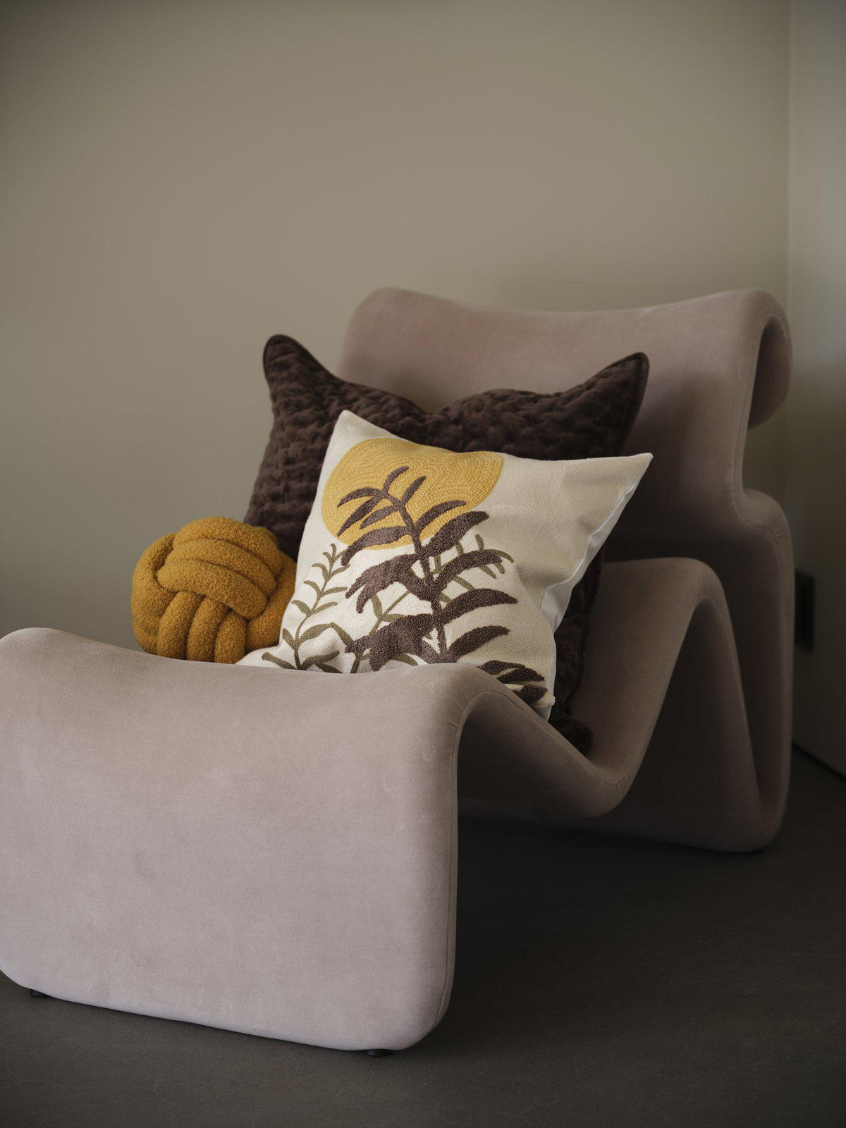Zen kuddfodral 45x45cm i saffransgult och vitt placerat i en soffmiljö