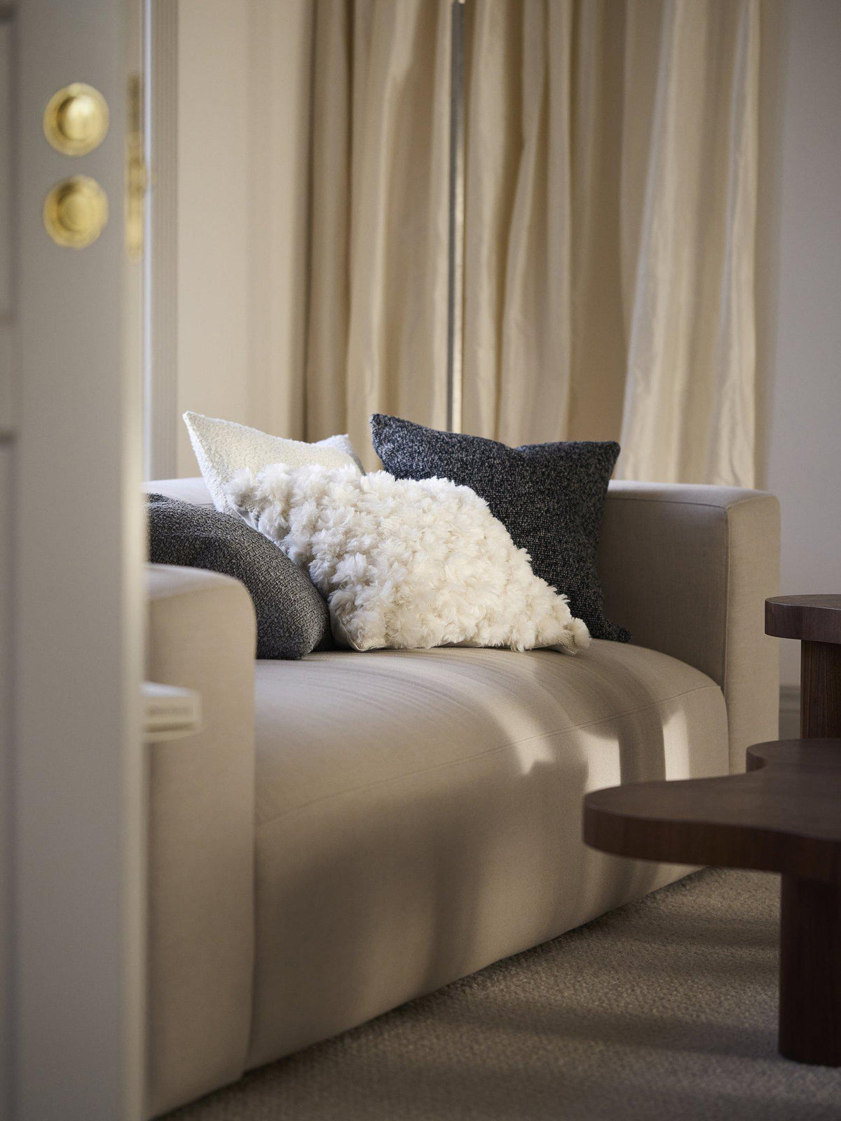 Närbild på strukturen i det grå Zayn kuddfodralet