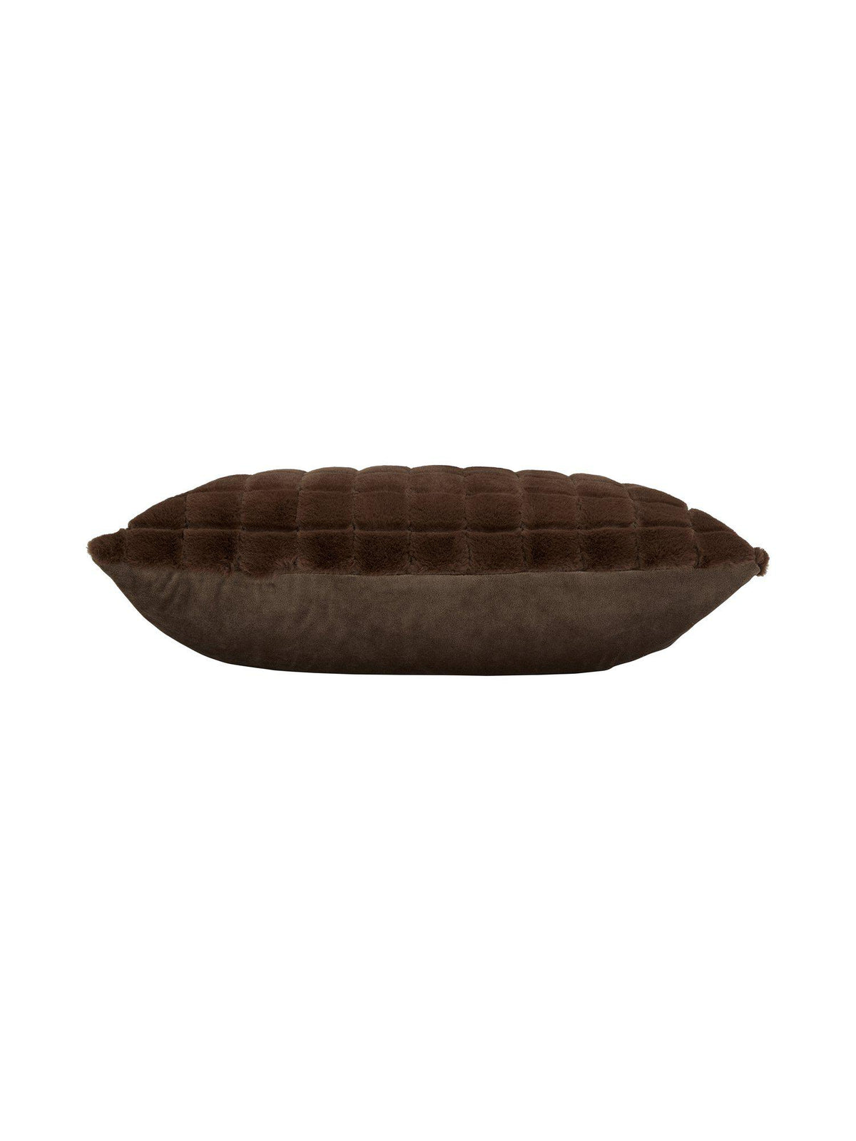 Närbild på strukturen av brunt Luna kuddfodral i mjuk faux fur
