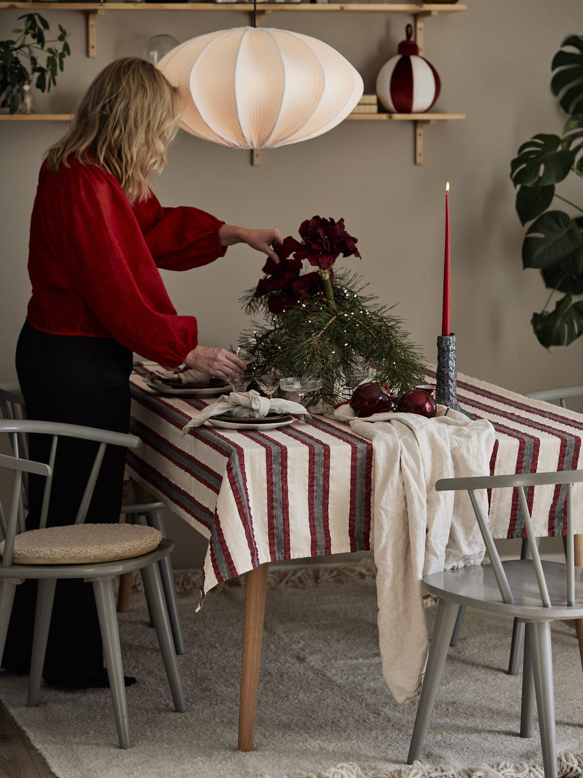 Vackert fall på Lollo röd bordsduk i bäckebölja vid kanten av ett bord