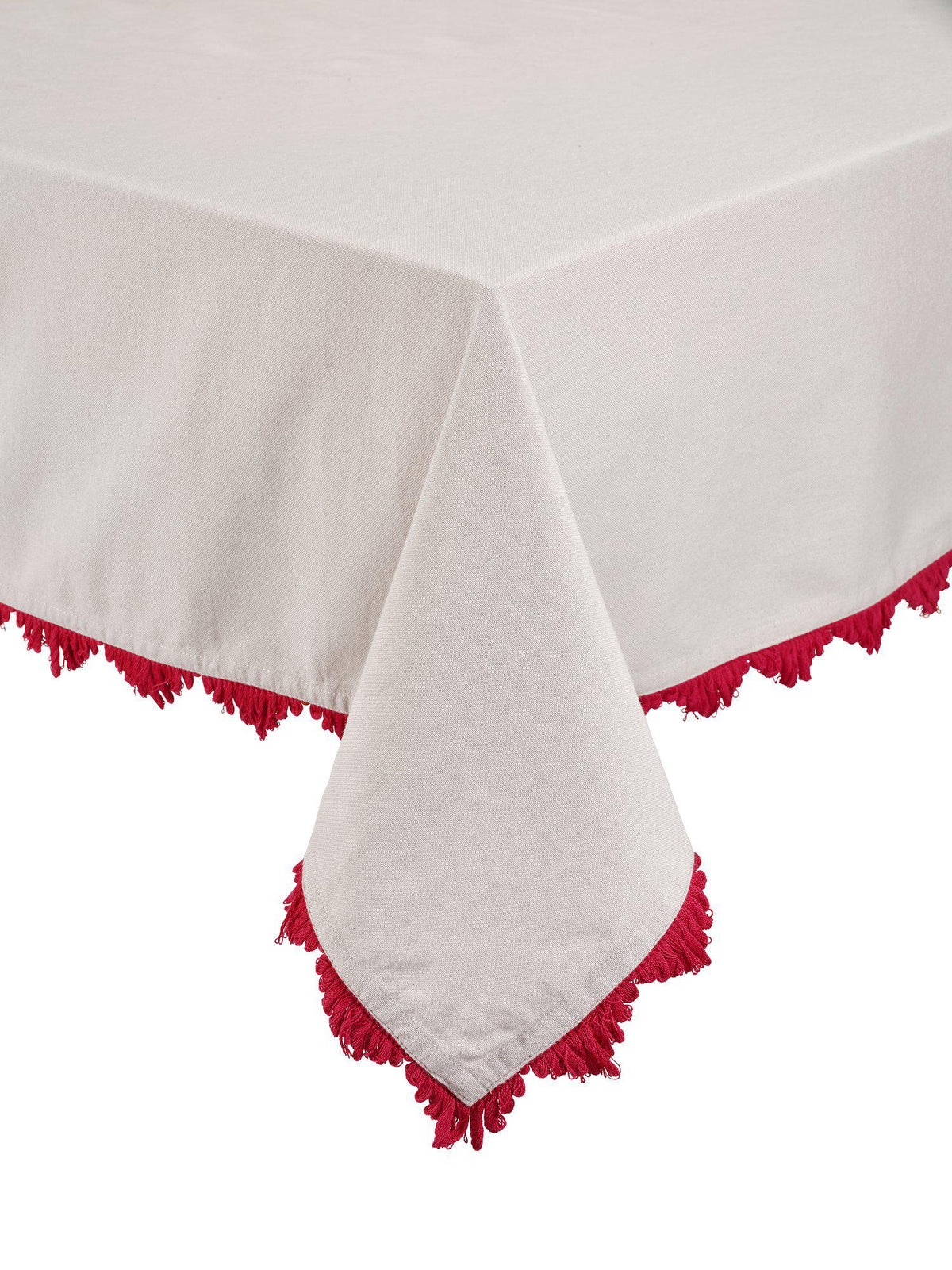 Stine bordsduk i rött och beige utlagd på ett bord för lyxig dukning