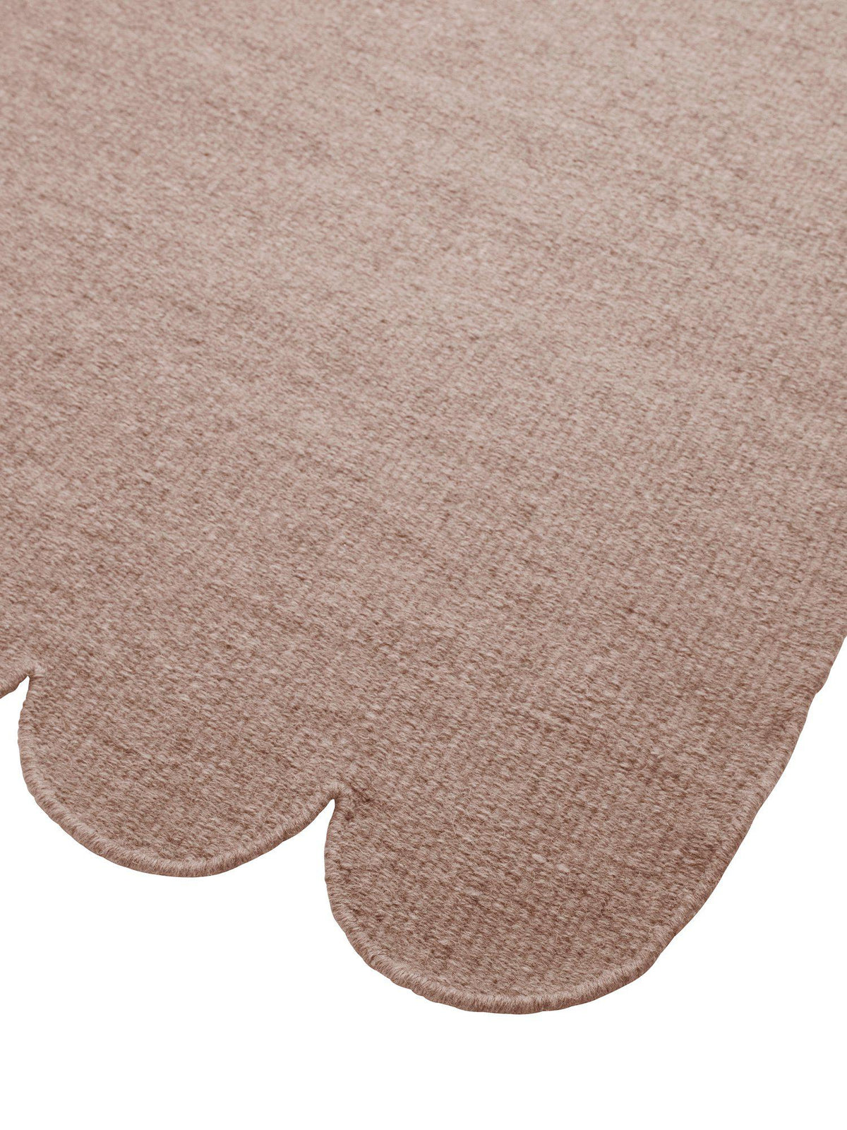 Närbild på strukturen och väven av Fia slätvävd beige ullmatta
